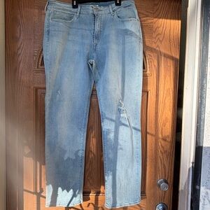 NWOT- Very Cute! Levi’s women’s mid rise skinny jeans Stone  Washed & Distressed